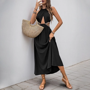 Robe longue noire chic à licou avec découpes à la taille et broderies bohèmes