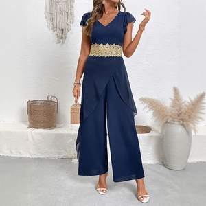 Tuta elegante blu navy con scollo a V, volant e dettaglio in pizzo dorato