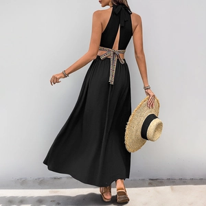 Robe longue noire dos nu avec broderie ethnique et taille haute pour l'été chic