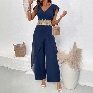 Elegante tuta blu navy con scollo a V, ricamo in pizzo dorato e maniche a volant