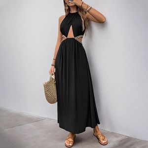 Robe longue dos nu noire avec découpes à la taille et détails brodés bohèmes