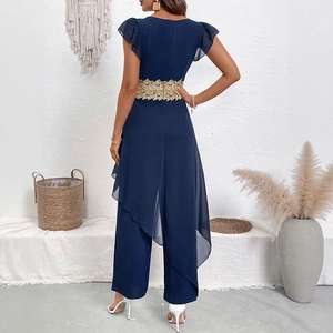 Elegante tuta blu navy con scollo a V, maniche con volant e dettaglio vita in pizzo