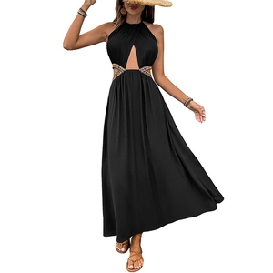 Robe longue noire dos nu avec découpes à la taille et bordure colorée style bohème