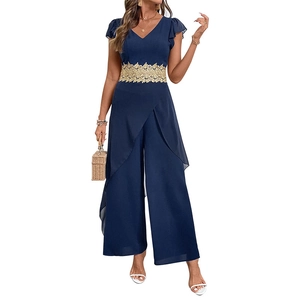 Elegante tuta blu navy con scollo a V, vita in pizzo dorato e maniche con volant