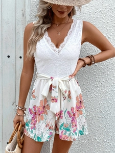 Détail d'un combishort d'été avec haut en dentelle blanche et short à imprimé floral vif