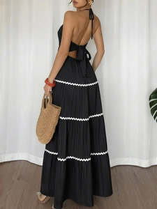 Détails de la robe dos nu avec tissu noir et bordures ondulées blanches élégantes