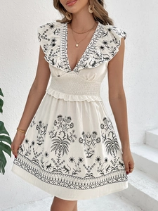Detailaufnahme der Smok-Taille und Rüschen am Damen-Minikleid mit Blumenmuster