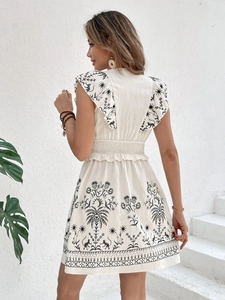 Detailansicht der elastischen Taille und Ananas-Prints auf weißem Sommerkleid