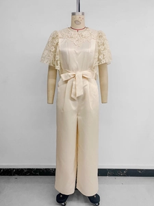 Détail de la combinaison en satin champagne avec broderie en dentelle et ceinture