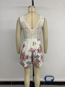 Vue arrière détaillée du combishort en dentelle blanche avec col en V et motifs floraux