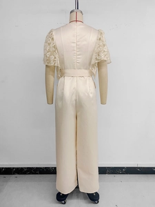 Détail de la combinaison en satin avec broderie en dentelle délicate sur les manches