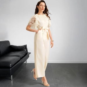 Combinaison élégante en satin blanc cassé avec manches en dentelle et jambes larges