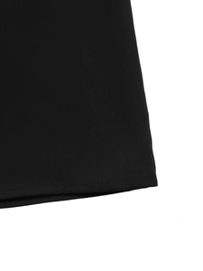 Détail de la texture du tissu en sergé noir et coutures professionnelles à aiguille unique