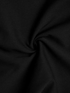 Détail rapproché d'un tissu en maille noire lisse avec un drapé élégant et fin