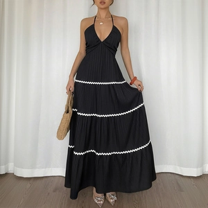 Robe longue dos nu noire élégante avec dentelle ondulée blanche et décolleté en V