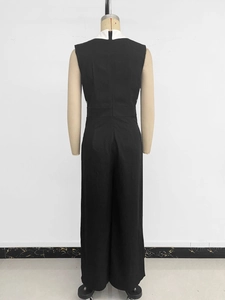 Vue arrière de la combinaison noire sans manches avec revers blanc contrasté élégant
