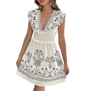 Ärmelloses V-Ausschnitt Mini-Kleid mit gesmokter Taille und schwarzem Tropen-Print auf Weiß