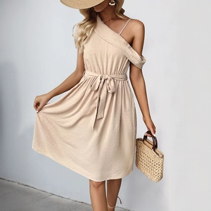 Robe mi-longue beige élégante à pois avec épaule dénudée, ceinture nouée et coupe évasée