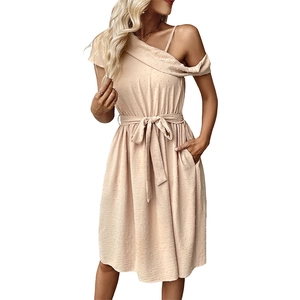 Robe chic à pois épaule dénudée de couleur abricot avec une ceinture à la taille