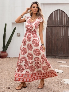 Détail d'une robe longue imprimée à col en V avec taille haute et manches volantées blanc et rouge