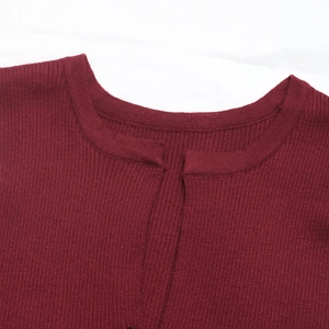 Detalle macro de la camiseta de punto acanalado burdeos con escote dividido y costura