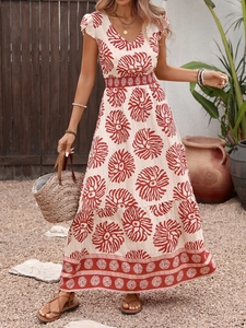 Détails d'une robe bohème à imprimé floral avec col en V et manches courtes à volants