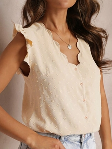 Detail der Swiss-Dot-Bluse mit V-Ausschnitt, Rüschenärmeln und Jacquard-Gewebe