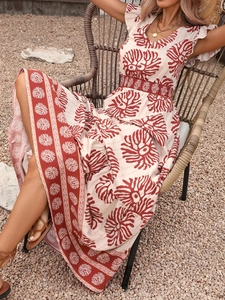 Détail d'une robe longue bohème avec col en V, imprimé floral vintage et taille smockée