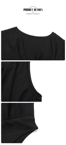 Détail du body noir à col bénitier montrant le tissu texturé et la finition côtelée