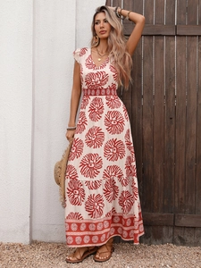 Détail de la robe d'été bohème à col en V avec imprimé fleuri rouge et taille froncée
