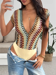 Détail du combishort à col en V plongeant avec maille ondulée colorée et patchwork