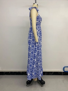 Vue détaillée d'une robe maxi ethnique avec bretelles à nœuds et fente latérale fluide
