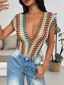 Détail du body sans manches à col en V profond avec motifs de vagues au crochet