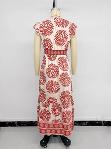Détail du dos d'une robe longue à taille smockée avec des motifs floraux abstraits rouges