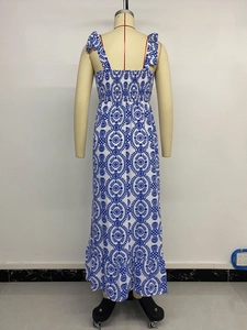 Détail du dos smocké élastique et des volants sur une robe longue à fleurs bleues