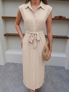 Détail de la robe chemise sans manches beige avec ceinture à nouer et col classique