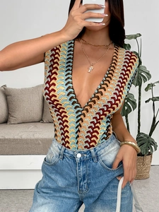 Détail d'une combinaison bohème colorée au crochet avec col en V profond et motifs à vagues