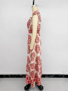 Détail de la taille élastiquée sur une robe longue à col en V avec imprimé floral rouge