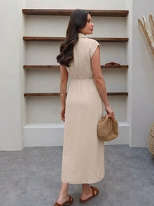Vue arrière d'une robe midi beige en lin montrant la taille haute élastique ajustée