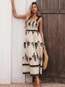 Detailaufnahme des gesmokten Oberteils und schwarzer Träger am Boho-Maxikleid für Sommer