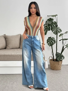 Détail du body en maille bohème à col en V avec un jean en denim large à taille haute
