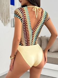 Détail d'un body dos nu coloré avec bretelles croisées et décolleté plongeant en V