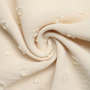 Detailansicht von beigem Stoff mit Jacquard-Punkten für Sommeroberteile mit Flügelärmeln