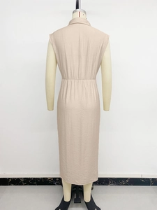 Détail du lien à la taille et texture du tissu sur robe chemise mi-longue sans manches