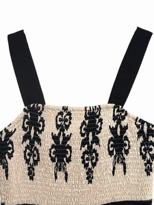 Detail des gesmokten Oberteils am Sommer-Maxikleid mit Ethno-Print und breiten Trägern