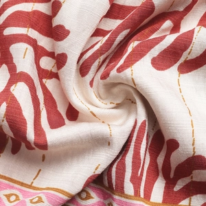 Détail de la robe d'été à col en V montrant le tissu doux et les motifs floraux élégants