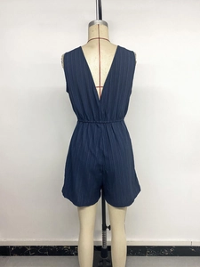 Dettaglio tutina corta blu navy a pieghe con schiena scoperta e vita elastica