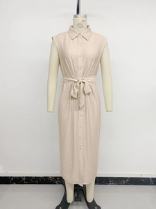 Détail de la robe chemise avec ceinture à nouer, col à revers et boutons sur le devant
