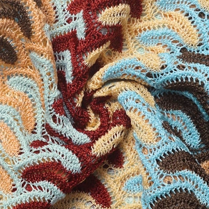 Gros plan sur le motif de vagues au crochet avec détails de texture en tricot coloré