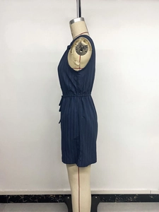 Vista laterale della tuta plissettata senza maniche blu navy con coulisse in vita
